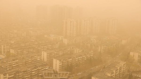 Апокалипсис в небе: на Пекин обрушилась самая сильная песчаная буря за десятилетие