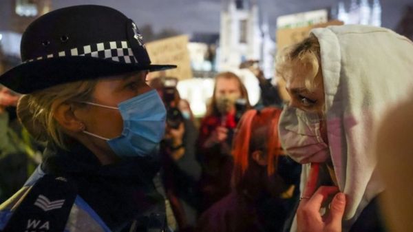 Критика полиции и дискуссия о безопасности женщин. К чему привело убийство Сары Эверард