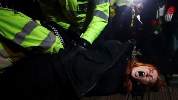 "Нельзя волочить женщин по земле". В Британии возмущены разгоном акции памяти Сары Эверард