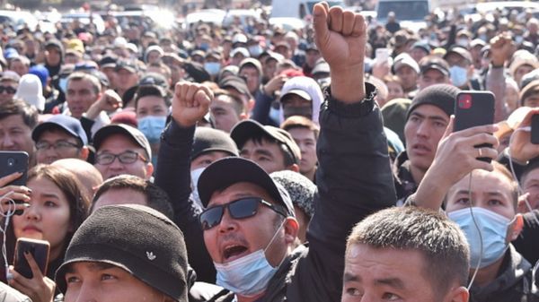 Кремль назвал ситуацию в Кыргызстане бардаком. Что там происходит?