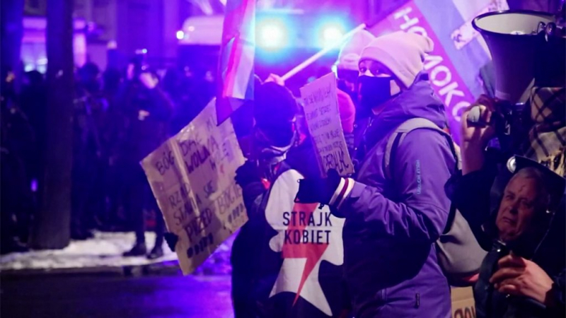 В Польше хотят запретить геям и лесбиянкам усыновлять детей в качестве родителей-одиночек