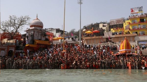 Индия: на праздник Кумбха мела собираются 150 млн паломников. И это в разгар эпидемии ковида