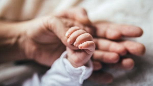 Коронавирус: европейский регулятор защищает AstraZeneca, в США родился младенец с антителами
