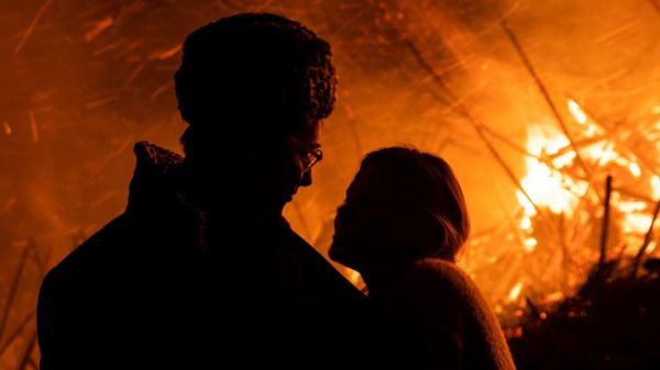 "Вселенская вакцинация". В Калужской области сожгли замок "корона-людоеда" - фотографии