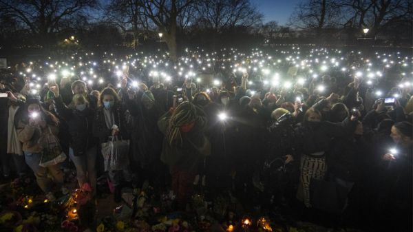 "Нельзя волочить женщин по земле". В Британии возмущены разгоном акции памяти Сары Эверард