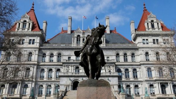 Губернатор Нью-Йорка был звездой либеральной Америки. Теперь его обвиняют в харассменте и сокрытии данных о смертях от Covid-19