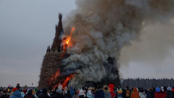 "Вселенская вакцинация". В Калужской области сожгли замок "корона-людоеда" - фотографии