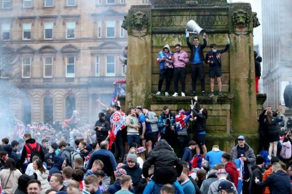 "А мы так старались". Власти Шотландии с отчаянием смотрят, как фаны "Глазго Рейнджерс" игнорируют карантин