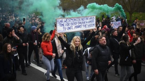 Коронавирус: Польша и Франция вводят ограничения, европейцы протестуют против локдауна