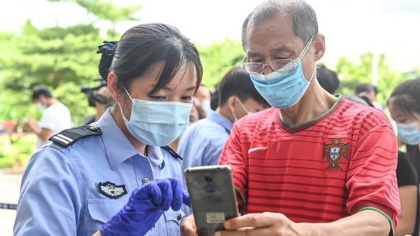 Коронавирус в мире: Китай первым запустил вакцинные паспорта, больницы Парижа на пределе