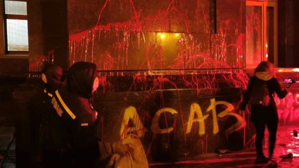 Беспорядки в Киеве из-за приговора Стерненко. Протестующие разбили окна в администрации президента