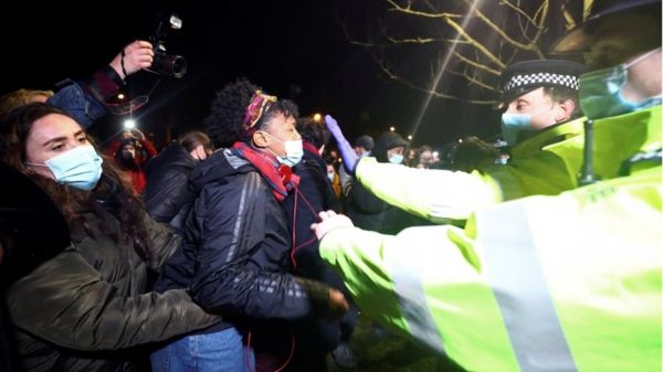 "Нельзя волочить женщин по земле". В Британии возмущены разгоном акции памяти Сары Эверард