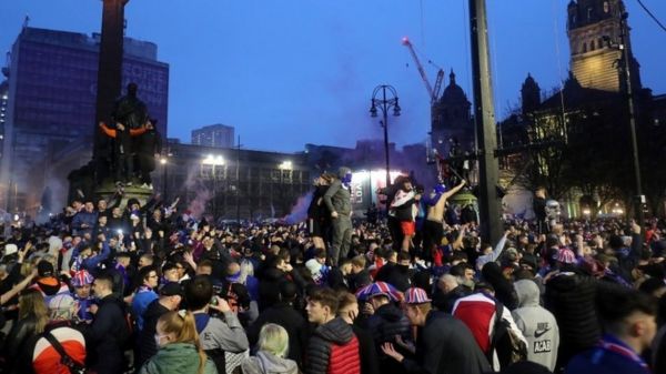 "А мы так старались". Власти Шотландии с отчаянием смотрят, как фаны "Глазго Рейнджерс" игнорируют карантин