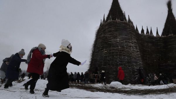 "Вселенская вакцинация". В Калужской области сожгли замок "корона-людоеда" - фотографии