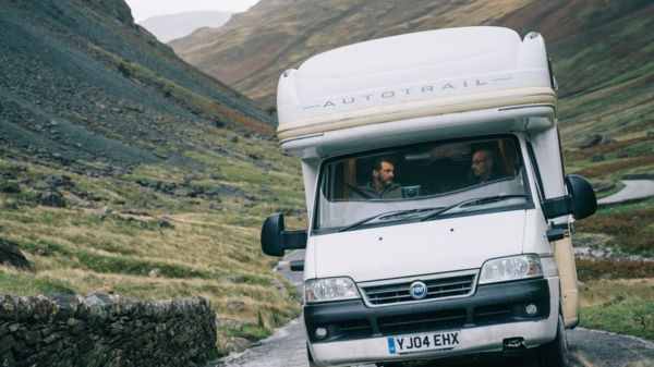 Режиссер фильма "Супернова" осудил российского прокатчика за цензуру гей-сцены