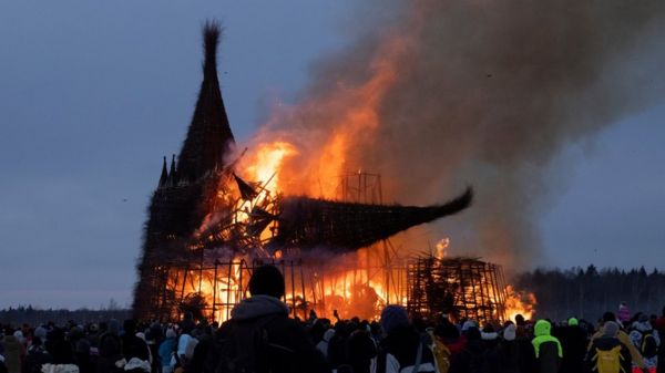 "Вселенская вакцинация". В Калужской области сожгли замок "корона-людоеда" - фотографии