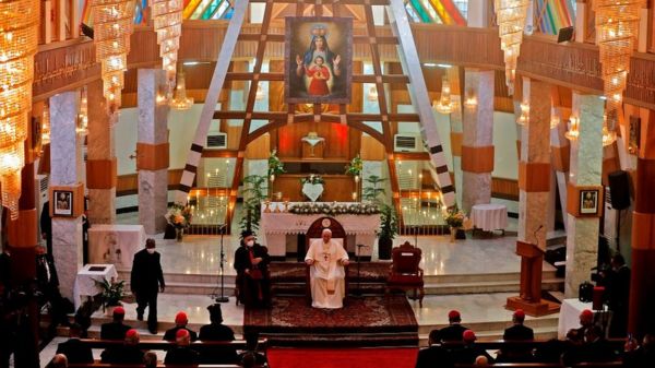 Исторический визит папы римского Франциска в Ирак: месса на стадионе и опасения за безопасность