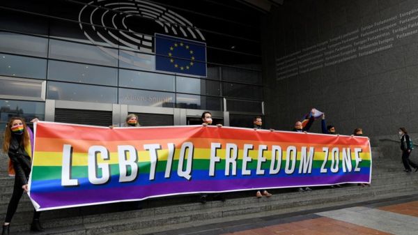 В Польше хотят запретить геям и лесбиянкам усыновлять детей в качестве родителей-одиночек