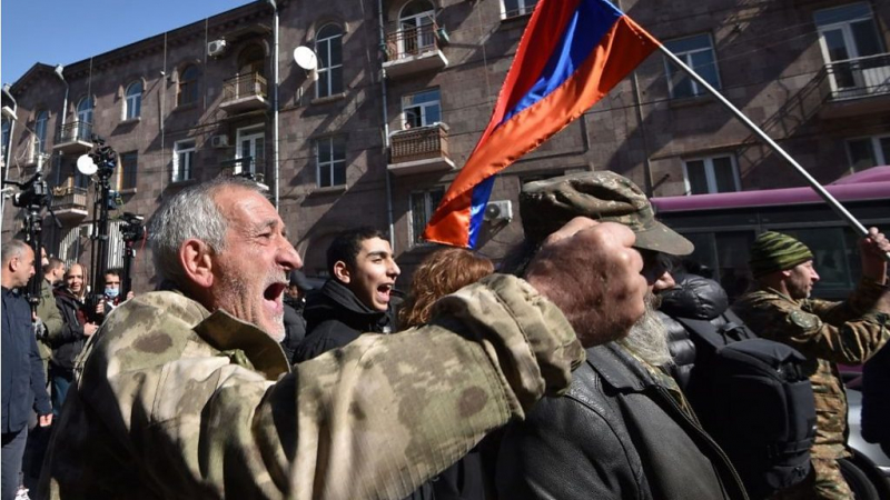 Армения: выступивший против Пашиняна глава генштаба уходит и подает в суд