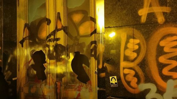 Беспорядки в Киеве из-за приговора Стерненко. Протестующие разбили окна в администрации президента