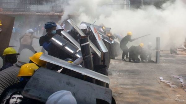 "Они просто открыли огонь". Хаос в Мьянме: стрельба на поражение, десятки убитых