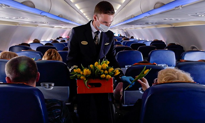 "Аэрофлот" поздравил женщин с 8 марта на высоте 10 тыс. метров