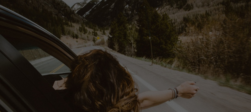 «Автомобиль обогнал самолет»: российских туристов решили пересадить на каршеринг