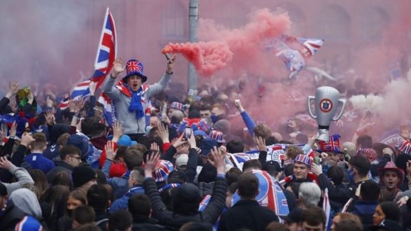 "А мы так старались". Власти Шотландии с отчаянием смотрят, как фаны "Глазго Рейнджерс" игнорируют карантин