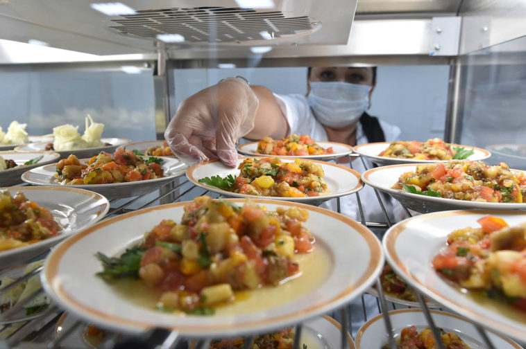 Более 140 детей заболели в результате массового отравления в школе Барнаула