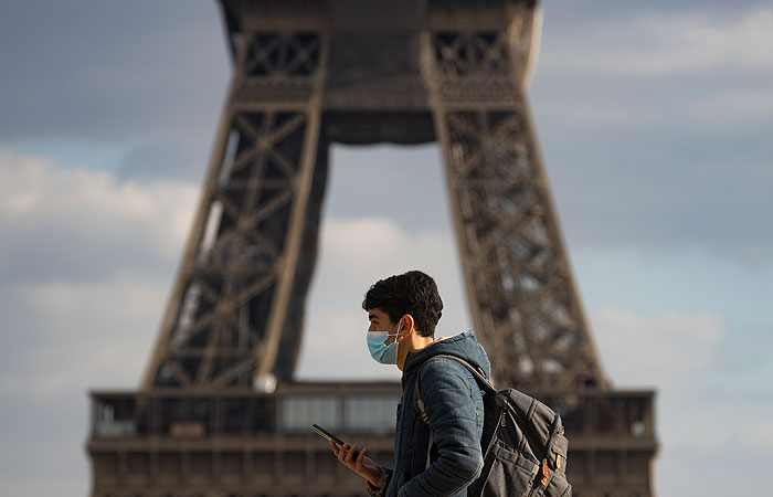 Больницы Парижа не смогли справиться с наплывом пациентов с COVID-19