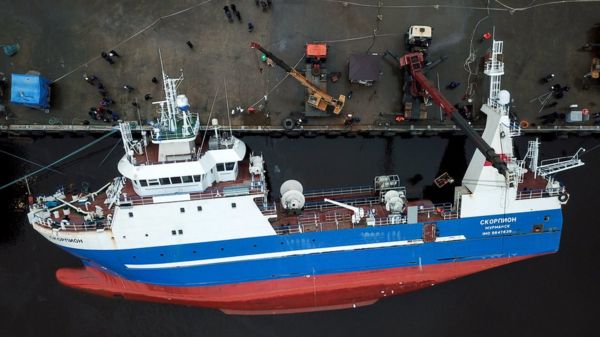 На заводе под Петербургом опрокинулся траулер. Один рабочий погиб