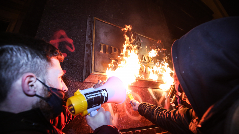 Что хотят "злые люди", устроившие беспорядки у офиса президента Украины: спорят организатор акции в поддержку Стерненко и советник главы МВД