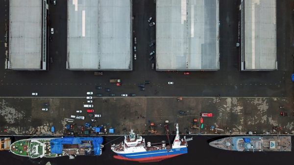 На заводе под Петербургом опрокинулся траулер. Один рабочий погиб