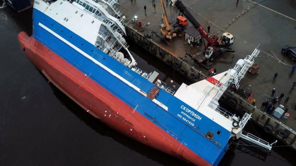На заводе под Петербургом опрокинулся траулер. Один рабочий погиб
