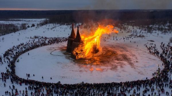 "Вселенская вакцинация". В Калужской области сожгли замок "корона-людоеда" - фотографии