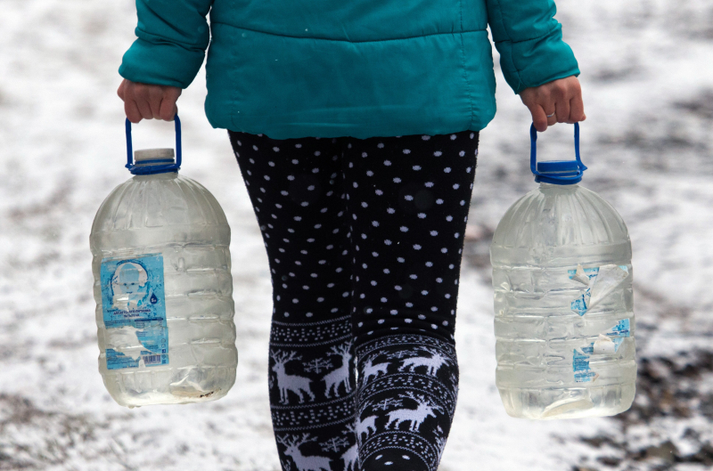 "Достал ведро воды, а там слизняки". Как в аннексированном Крыму живут с нехваткой пресной воды