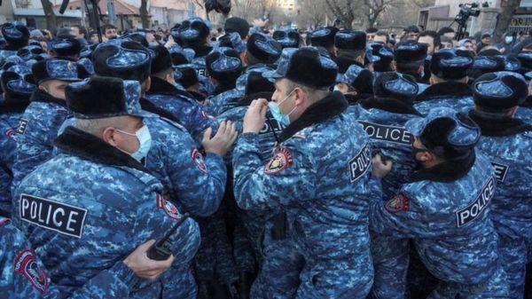 Армения: выступивший против Пашиняна глава генштаба уходит и подает в суд