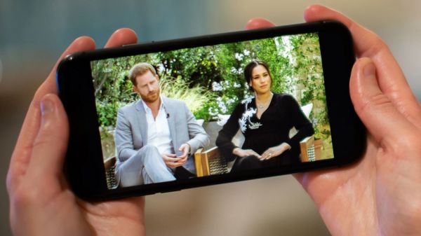 Дайджест: Букингемский дворец думает, как ответить на интервью Меган и Гарри; привитые в США снимут маски