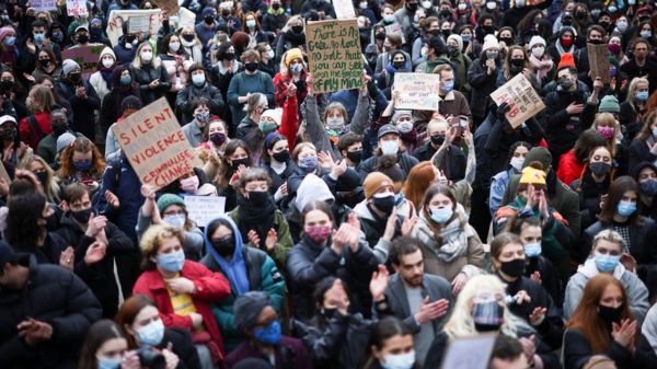 Критика полиции и дискуссия о безопасности женщин. К чему привело убийство Сары Эверард