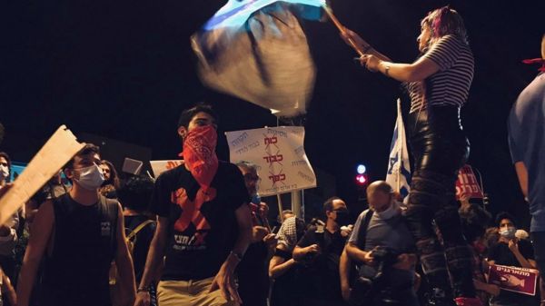 Протесты в Израиле: люди требуют отставки Нетаньяху из-за эпидемии и коррупции