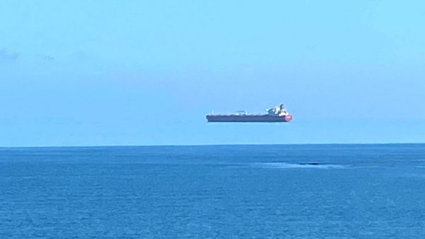 "Летучий голландец": в Корнуолле замечен парящий в небе корабль