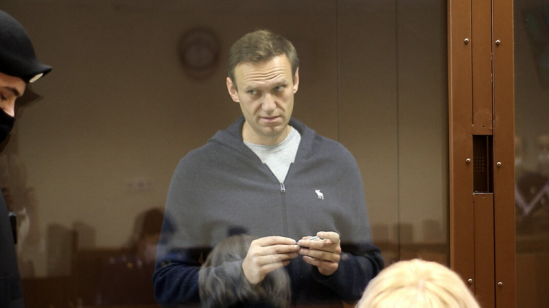 Глава УМВД в Петербурге ушел на пенсию. Его подчинённого подозревают в сливе данных попутчиков Навального