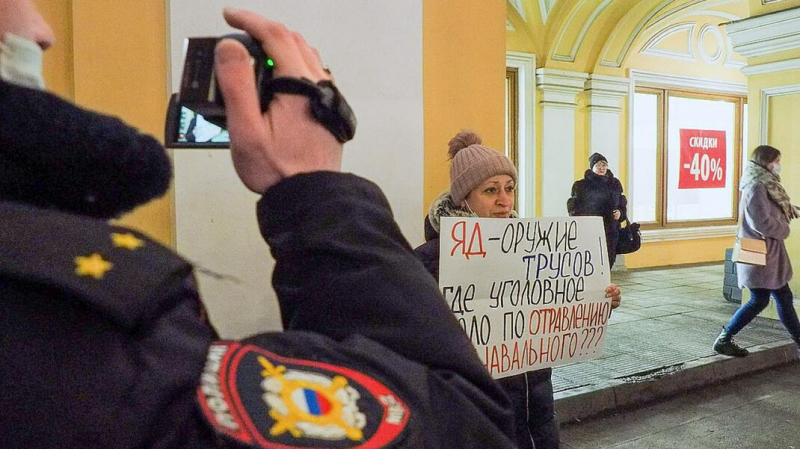 Конституционный суд не стал рассматривать жалобу на запрет одиночных пикетов: это позволил новый закон о КС