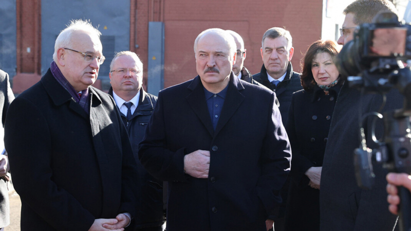 Лукашенко заявил, что при диктатуре пересадил бы минчан с машин на велосипеды