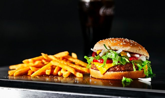 McDonald&rsquo;s начала открытое тестирование растительных бургеров McPlant 