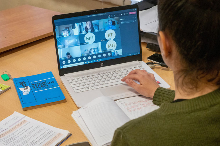 Минпросвещения откажется от зарубежных сервисов конференц-связи в школах