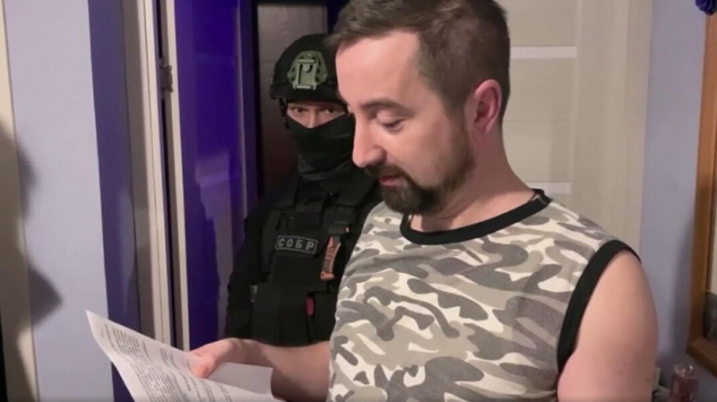 Многодетный отец, толкнувший силовика на акции за Навального, получил два года условно