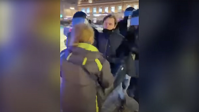 МВД заявило, что не знает, кто пнул в живот женщину на акции протеста. Силовик приходил к ней извиняться