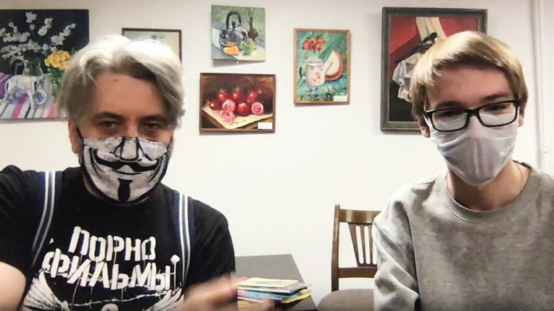 На депутата в Петербурге пожаловались в органы из-за футболки с рок-группой &laquo;Порнофильмы&raquo;