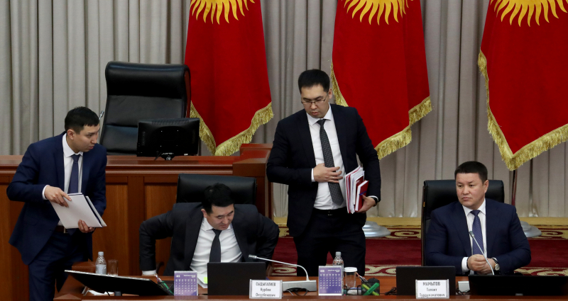 "Не сильная рука, а именно эффективная". Аргументы сторонников и противников изменения Конституции Кыргызстана